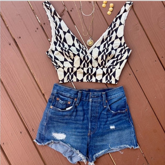 Levi's 501 Medium Wash Blue Jean Shorts Distressed Size 25 - Picture 6 of 6